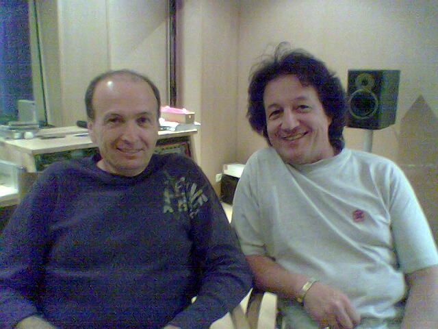 Tony Sampieri avec un ami en intérieur