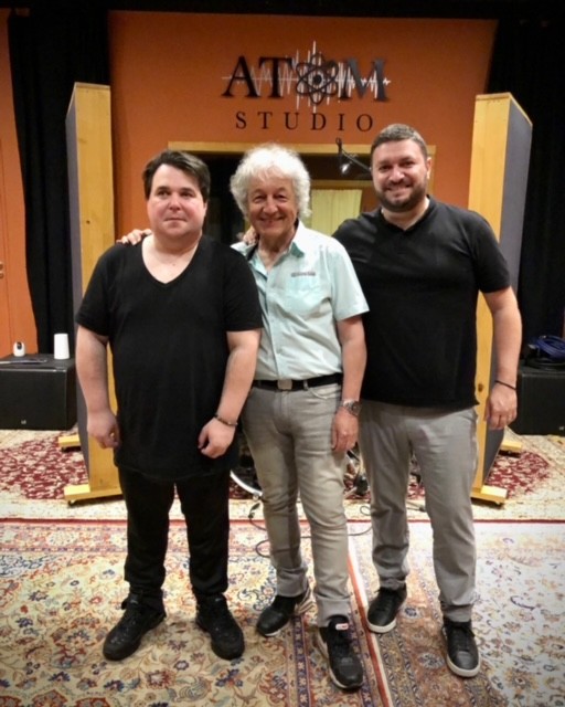 Tony Sampieri avec l'équipe d'ATOM Studio