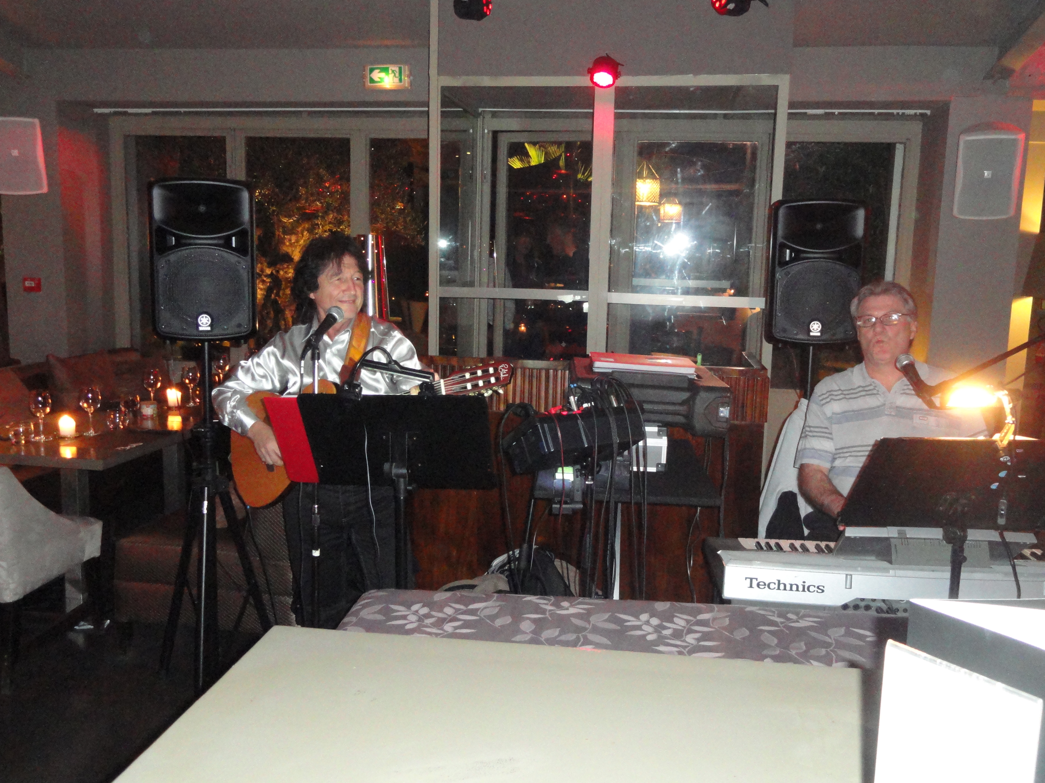 Tony Sampieri en concert dans un cabaret