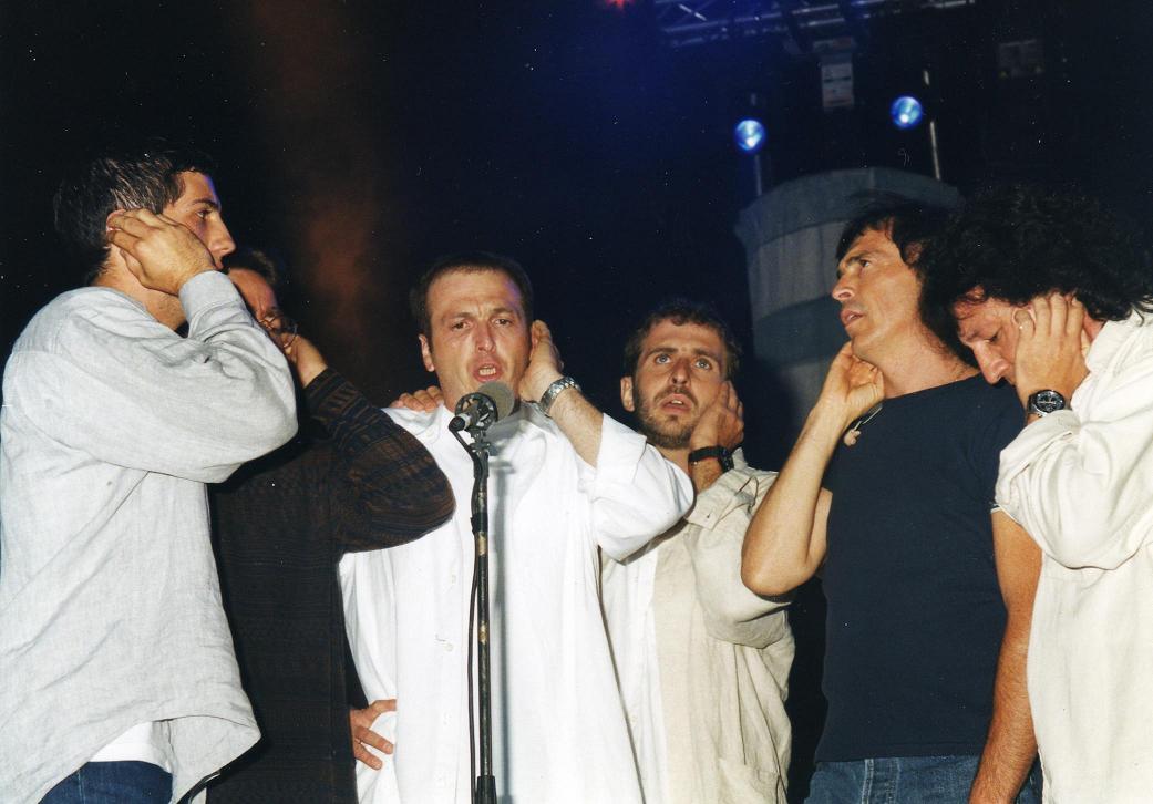 Tony Sampieri chantant en chœur avec ses amis