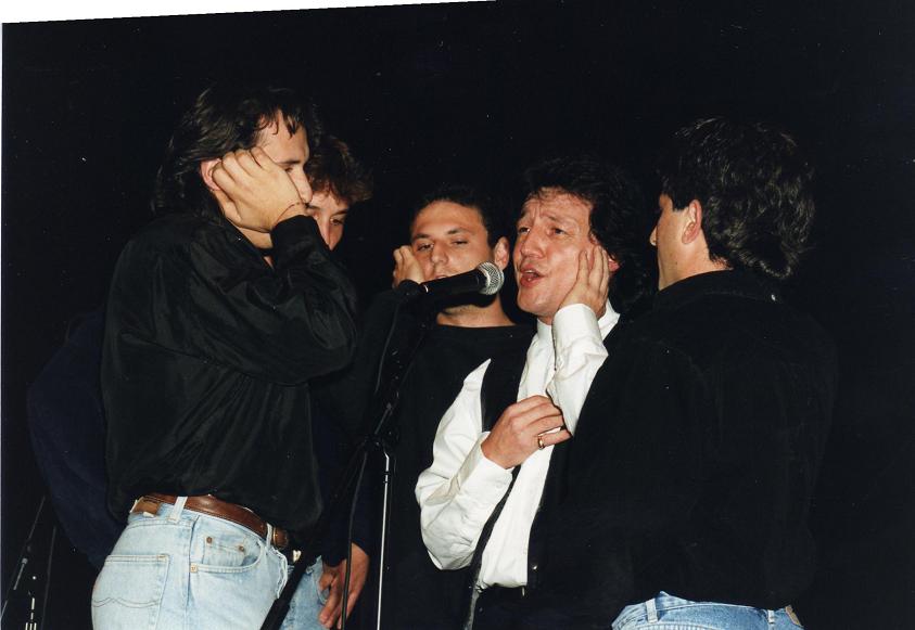 Tony Sampieri et ses amis chantant ensemble