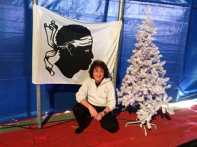 Tony Sampieri devant le drapeau corse