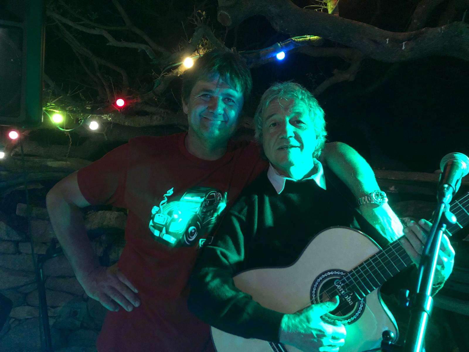 Tony Sampieri avec un ami, guitare à la main