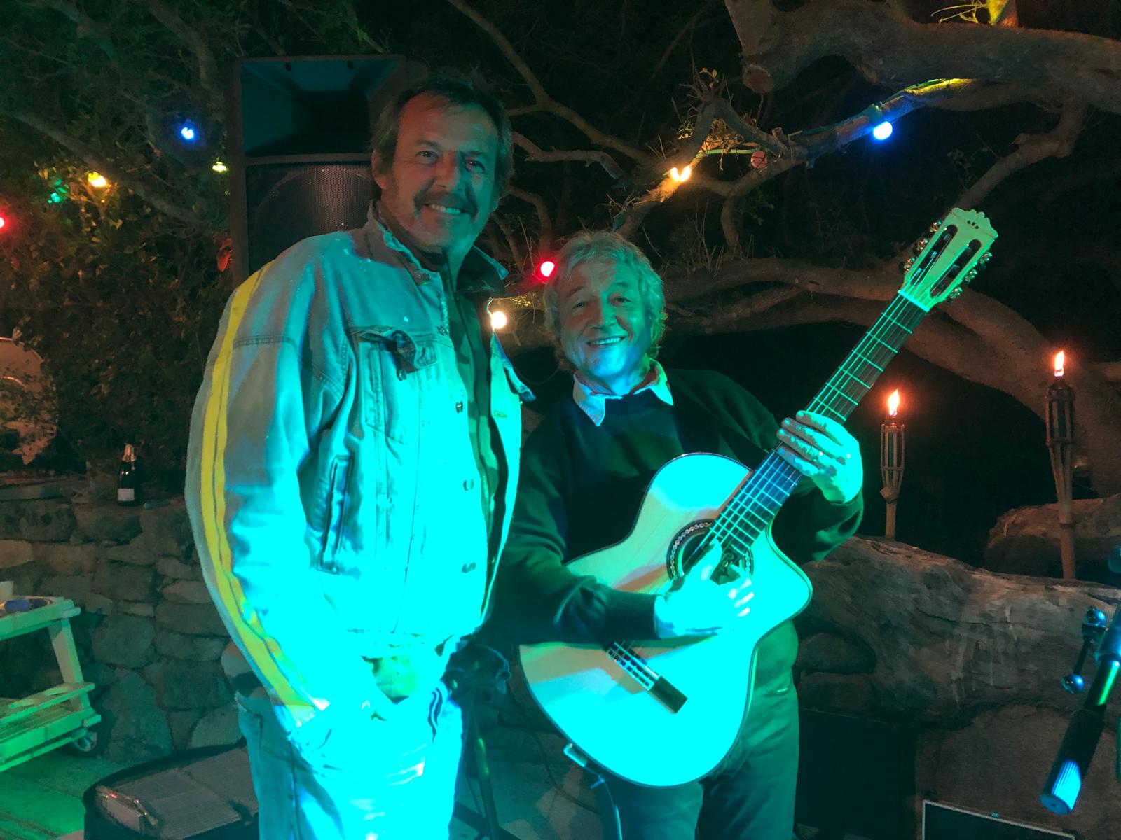 Tony Sampieri et un ami guitariste sous les lumières