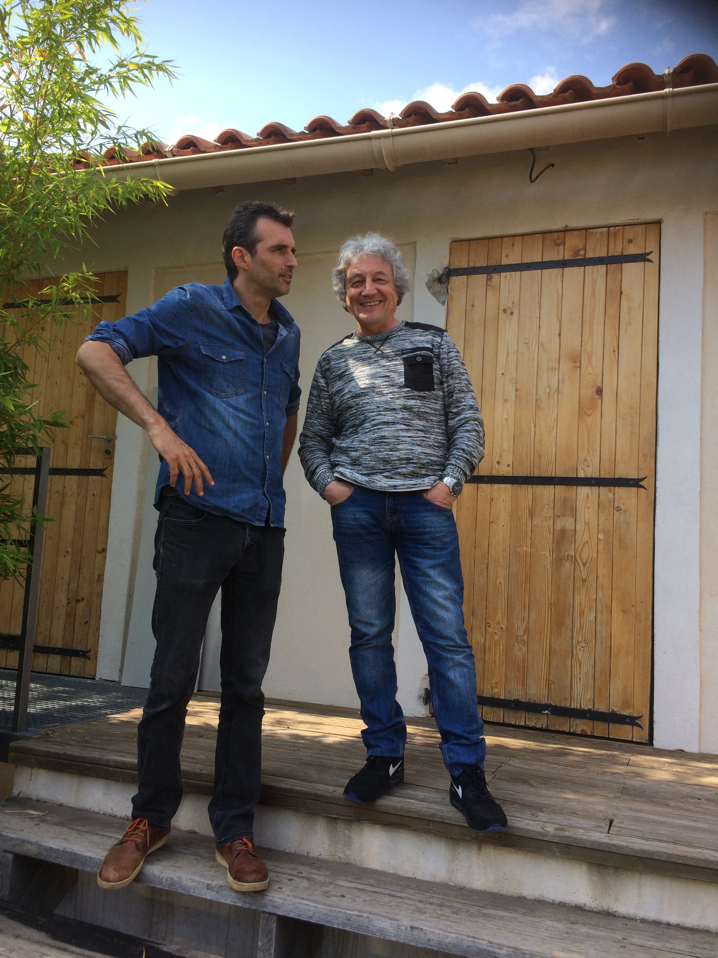 Tony Sampieri posant avec un ami devant une maison corse