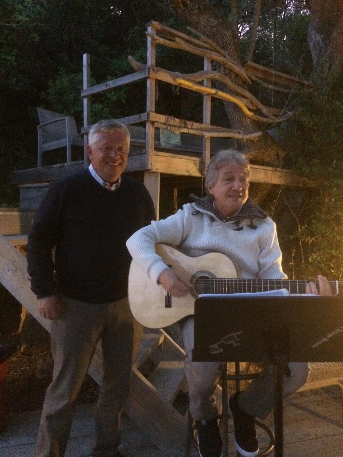 Tony Sampieri à la guitare avec un ami, soirée en plein air