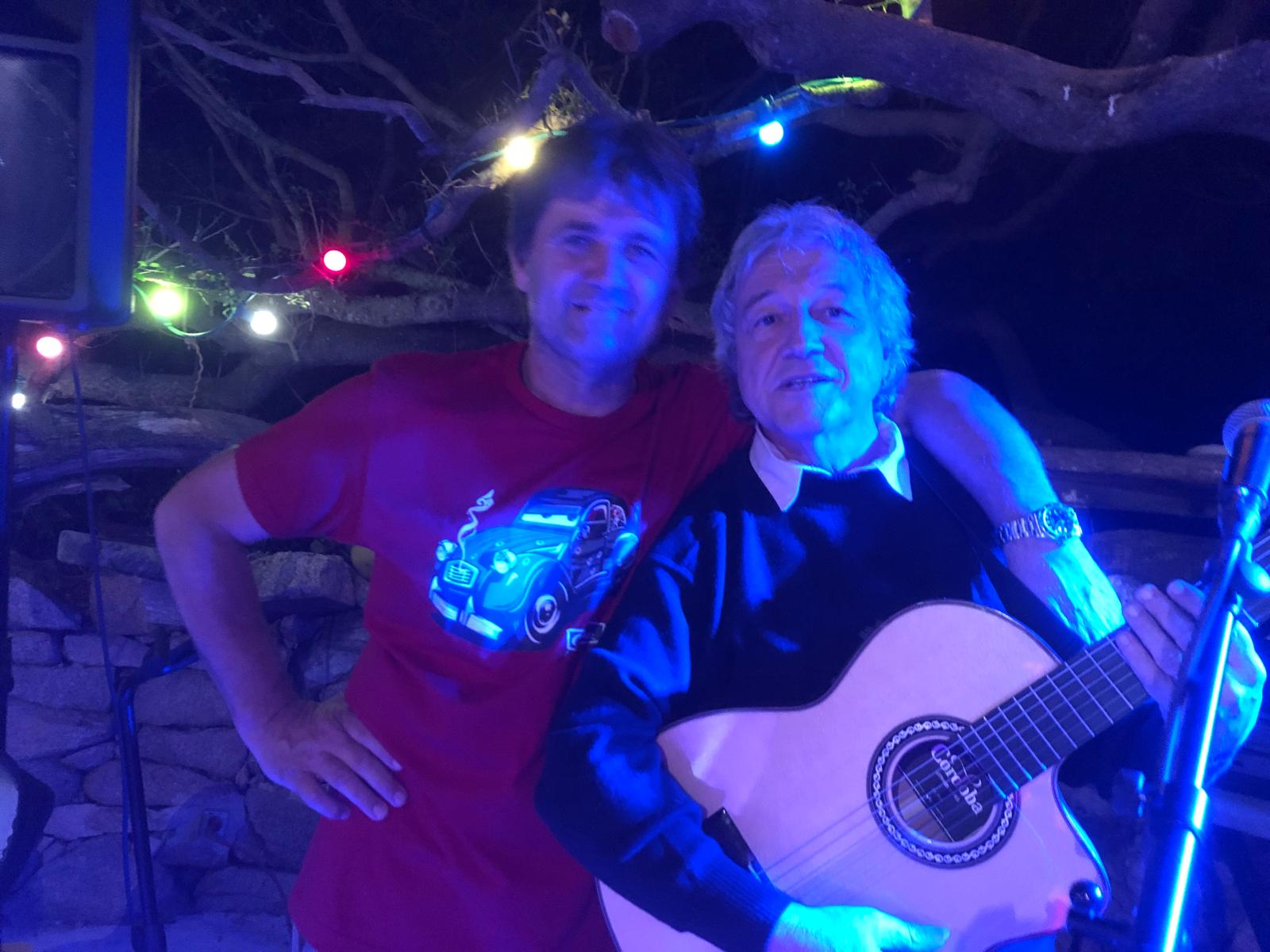 Tony Sampieri en duo sur scène, lumières de nuit