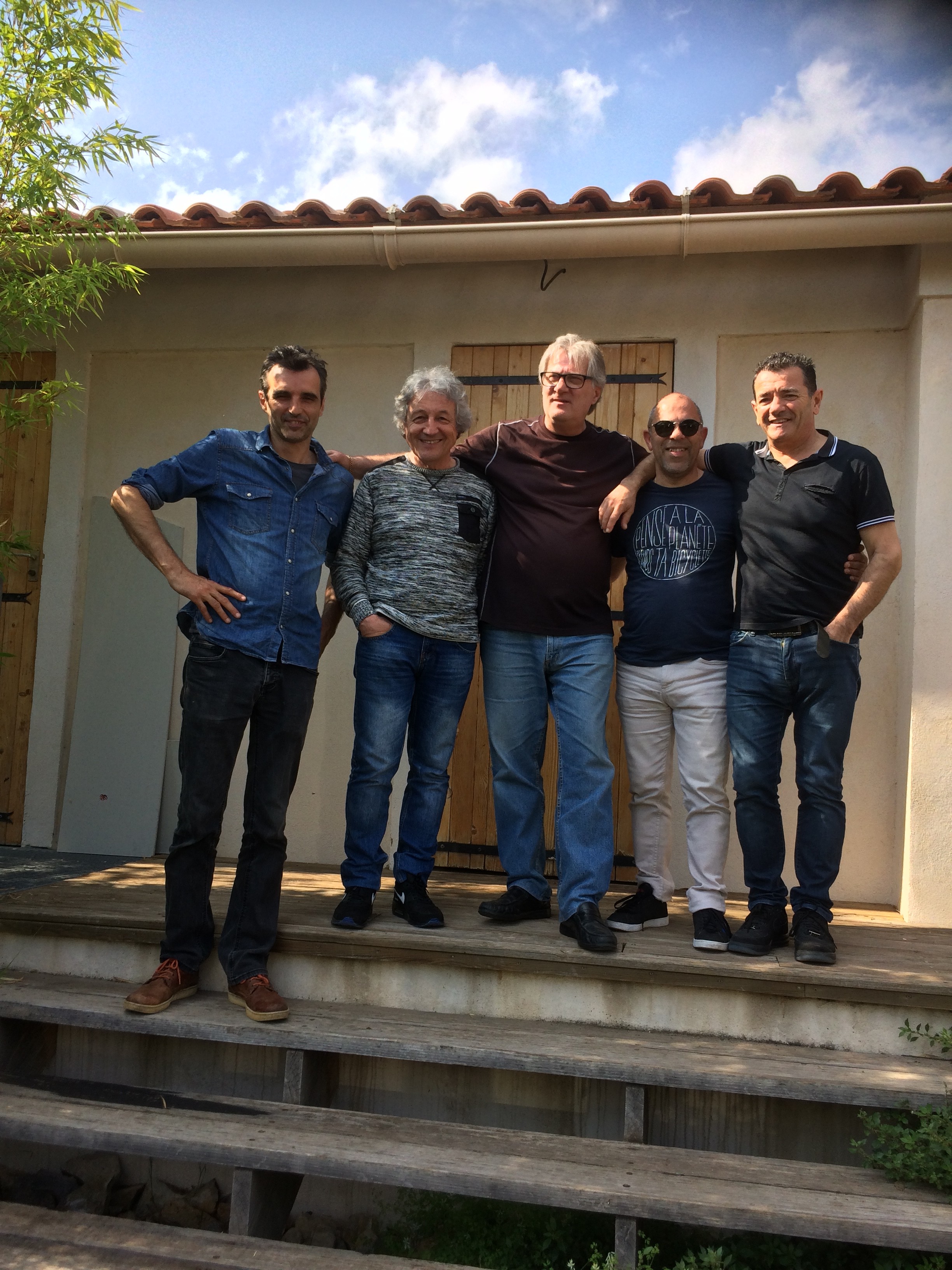 Tony Sampieri entouré d'amis en extérieur