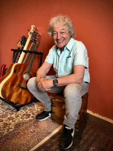 Tony Sampieri entouré de ses guitares au studio