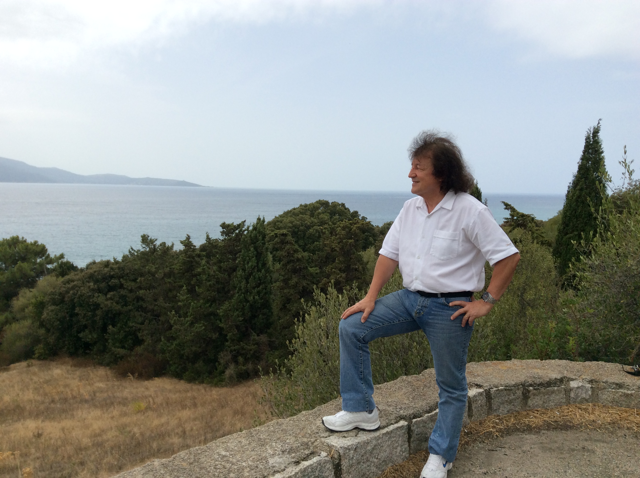 Tony Sampieri sur un muret face à la mer