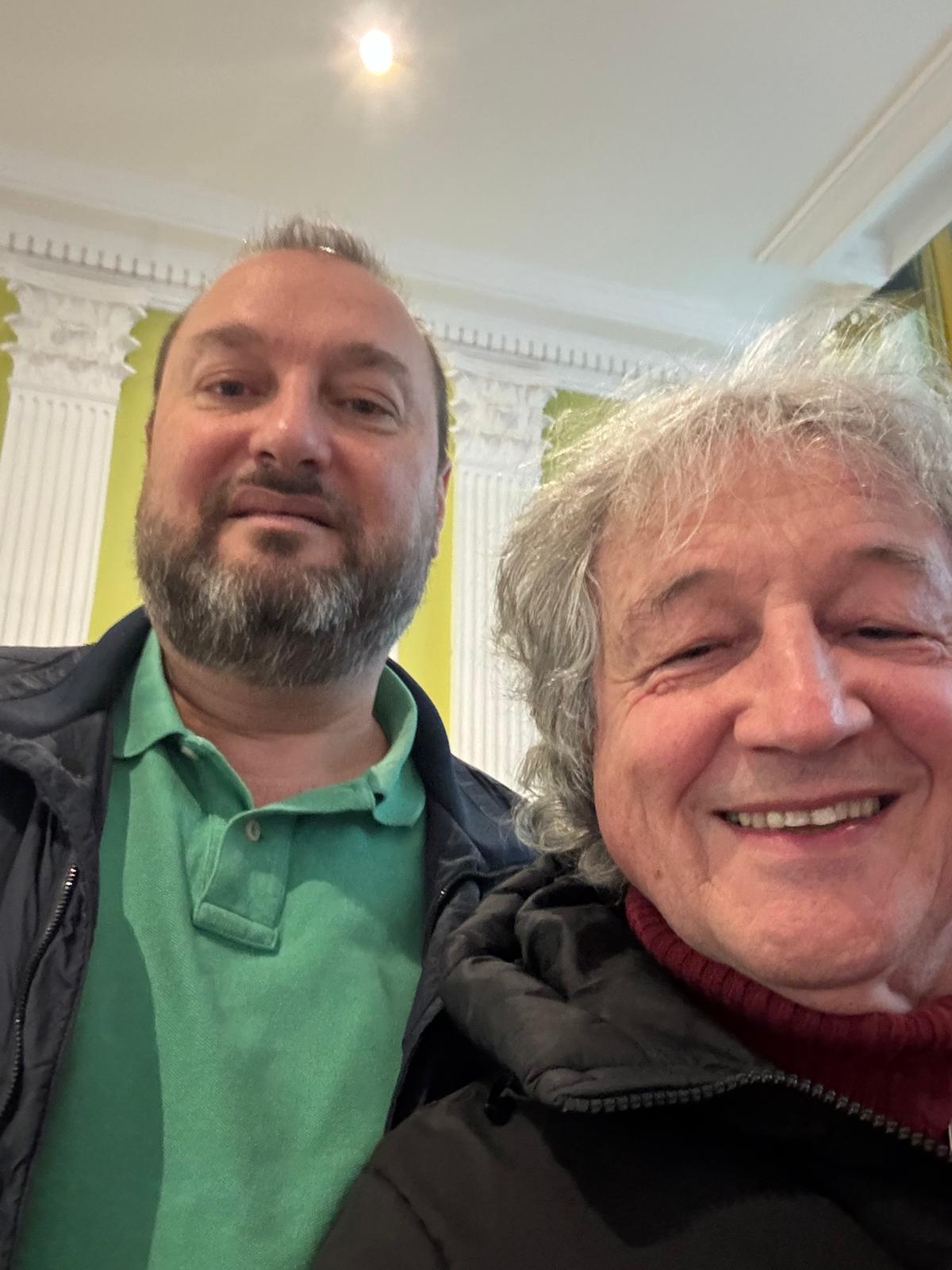 Tony Sampieri, blouson bleu au drapeau corse, posant avec un ami en t-shirt orange