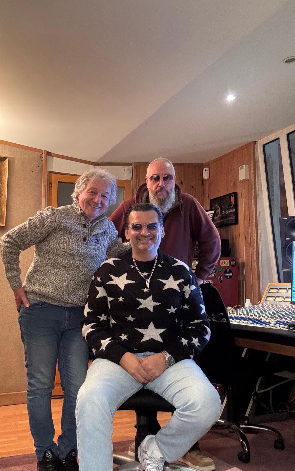 Tony Sampieri tenant un CD, aux côtés d'un ami en soirée