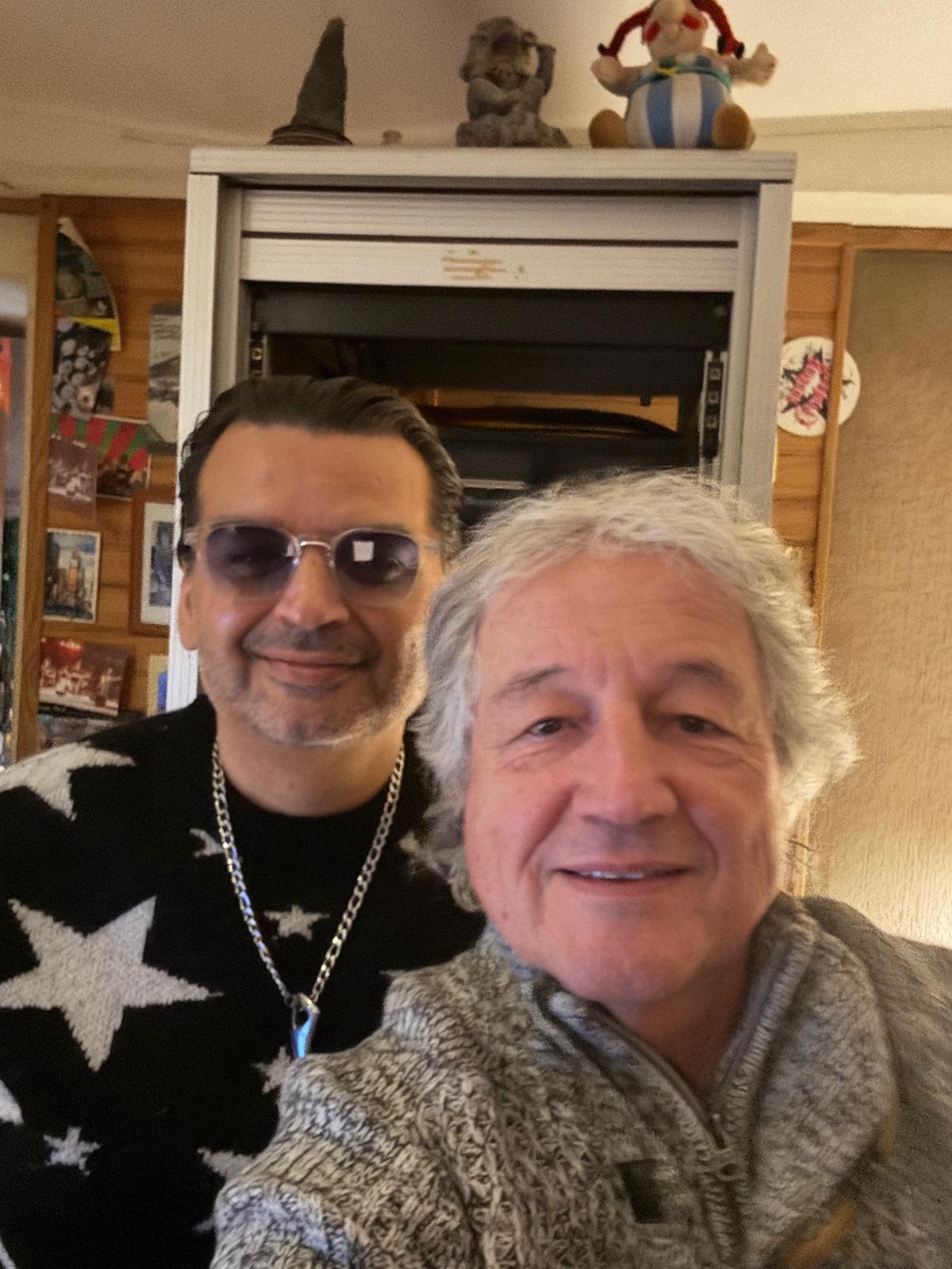 Tony Sampieri en blouson bleu avec un ami