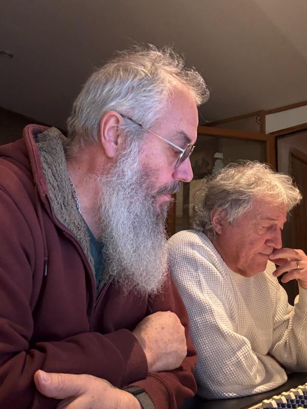 Tony Sampieri et un ami en coulisses, éclairages de scène