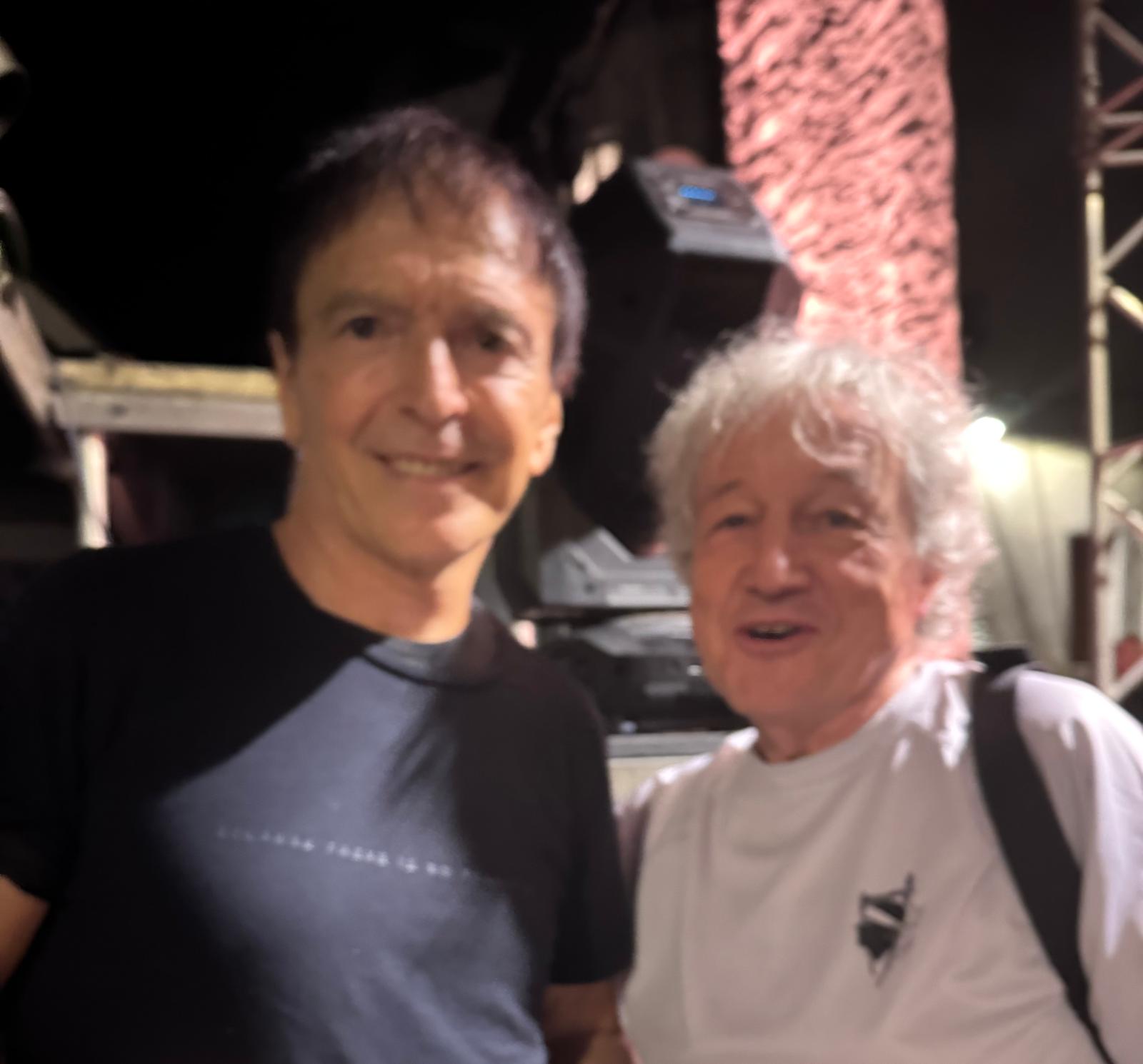 Tony Sampieri avec un ami devant un grand rocher, en soirée