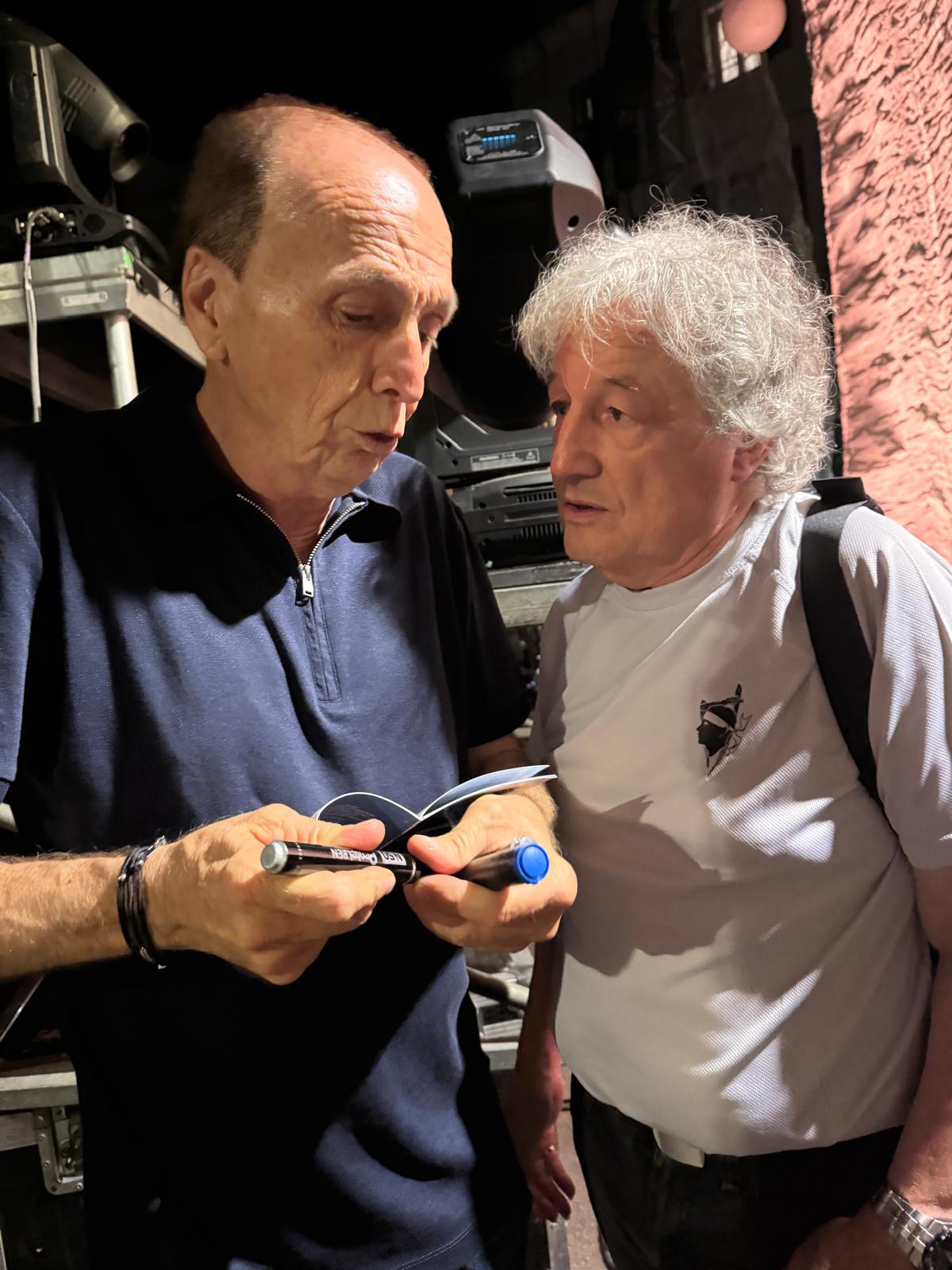 Tony Sampieri et un ami sous un chapiteau lors d'un concert