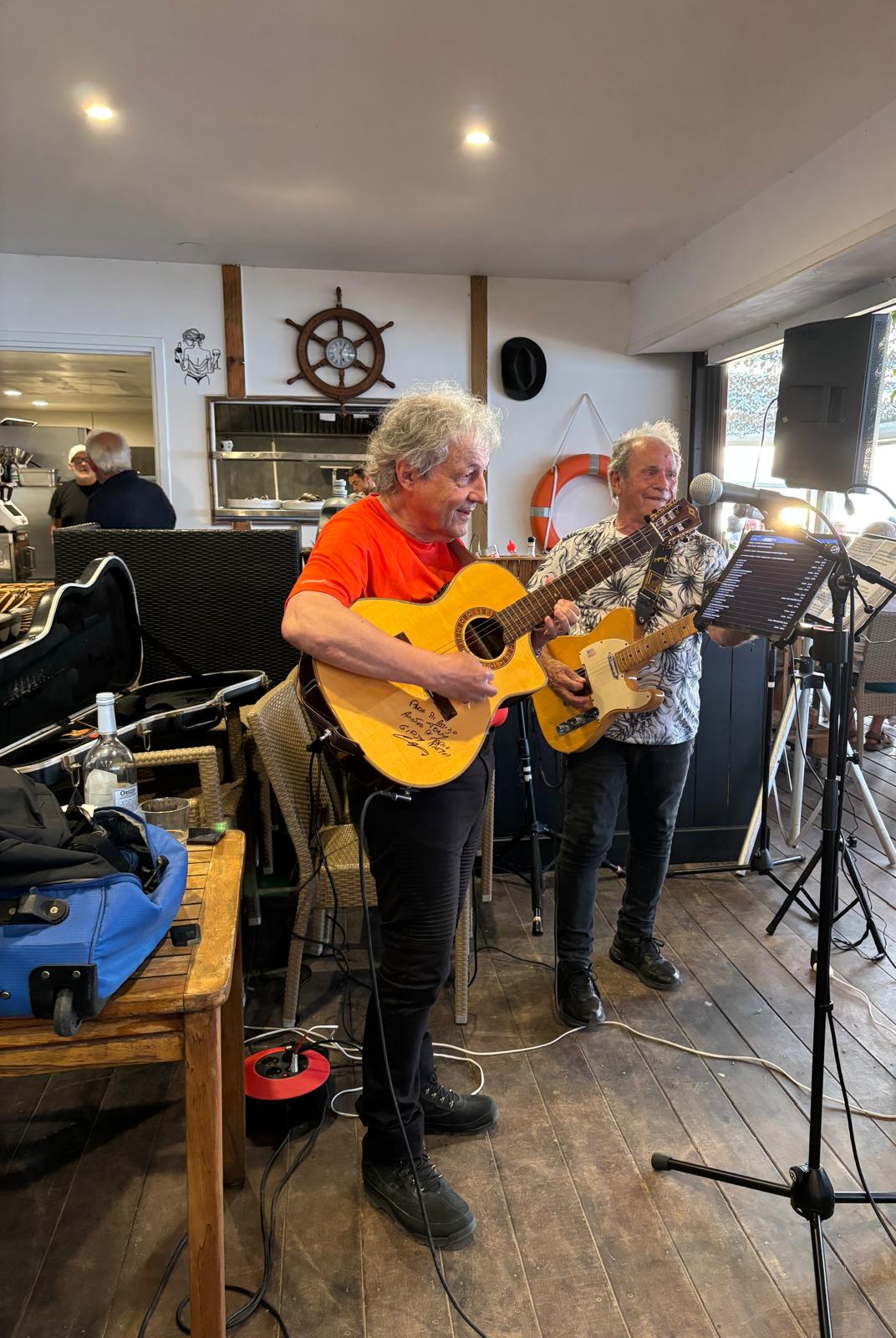 Tony Sampieri avec deux amis, guitare classique à la main