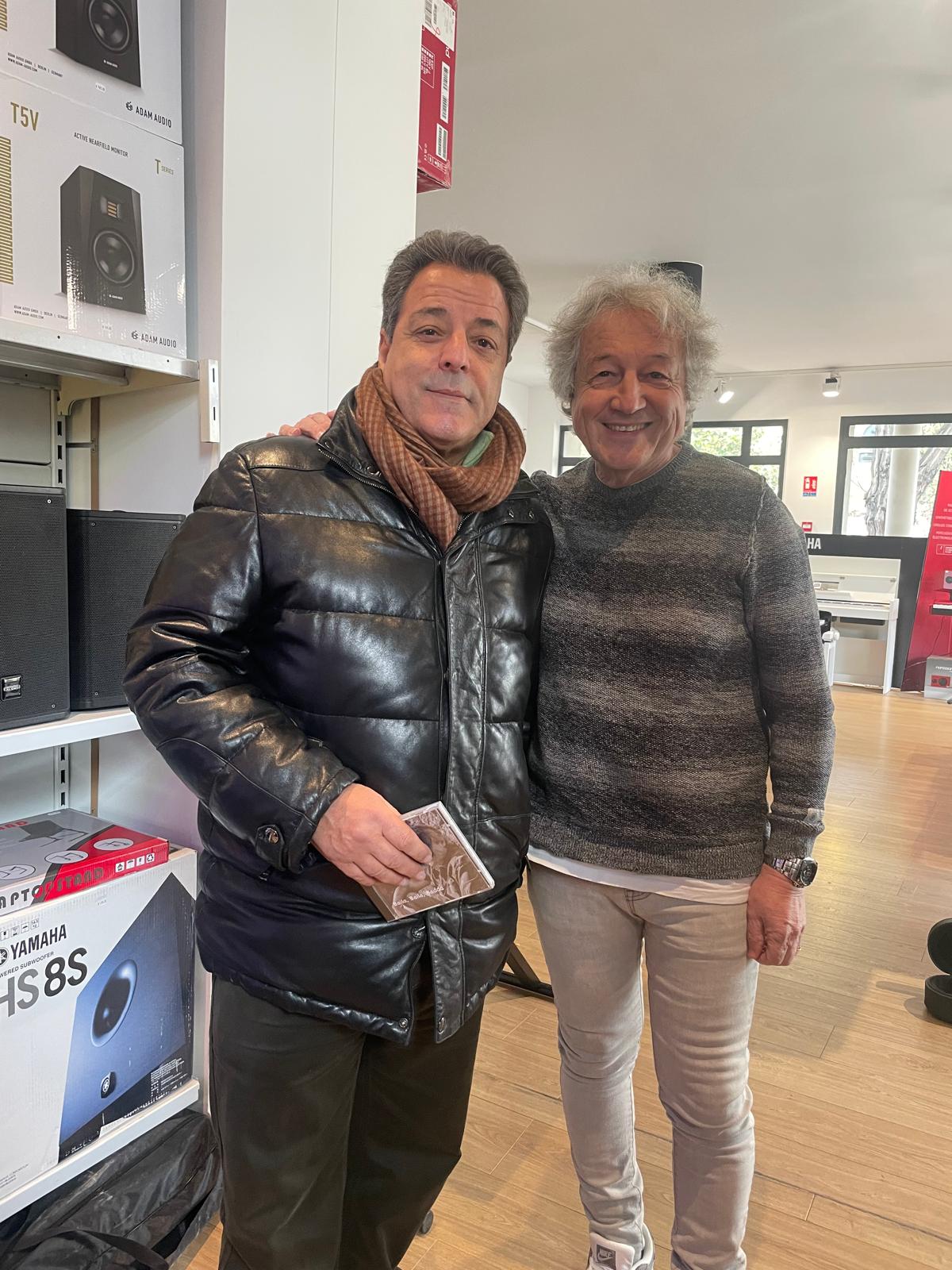 Tony Sampieri avec un ami, face à la mer