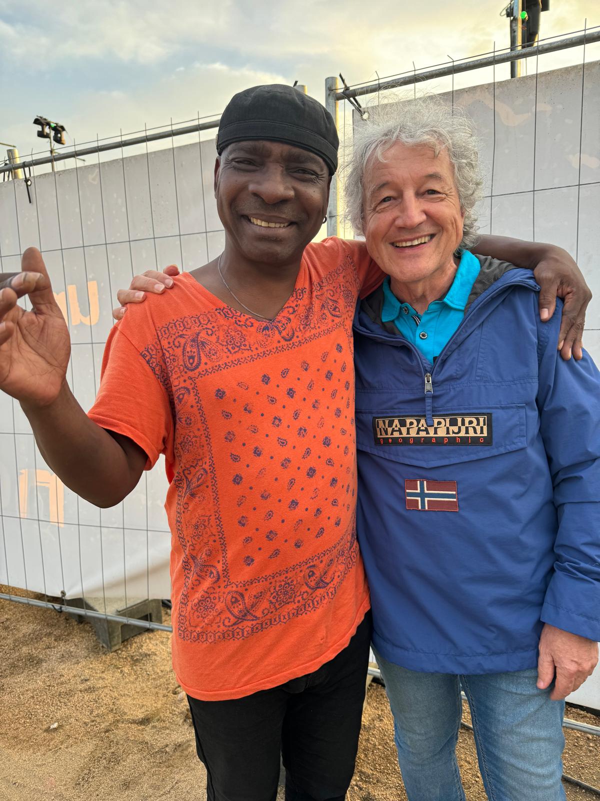 Tony Sampieri en selfie avec un ami en intérieur