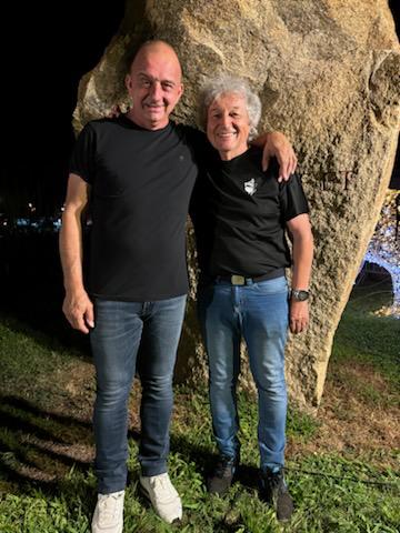 Tony Sampieri en selfie avec un ami dans un studio en pierre