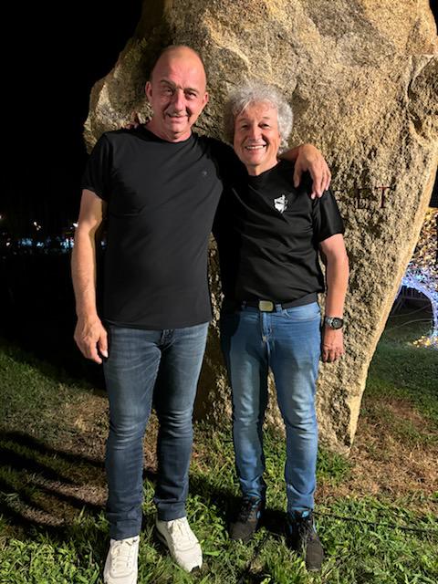 Tony Sampieri avec deux amis devant un mur en pierre