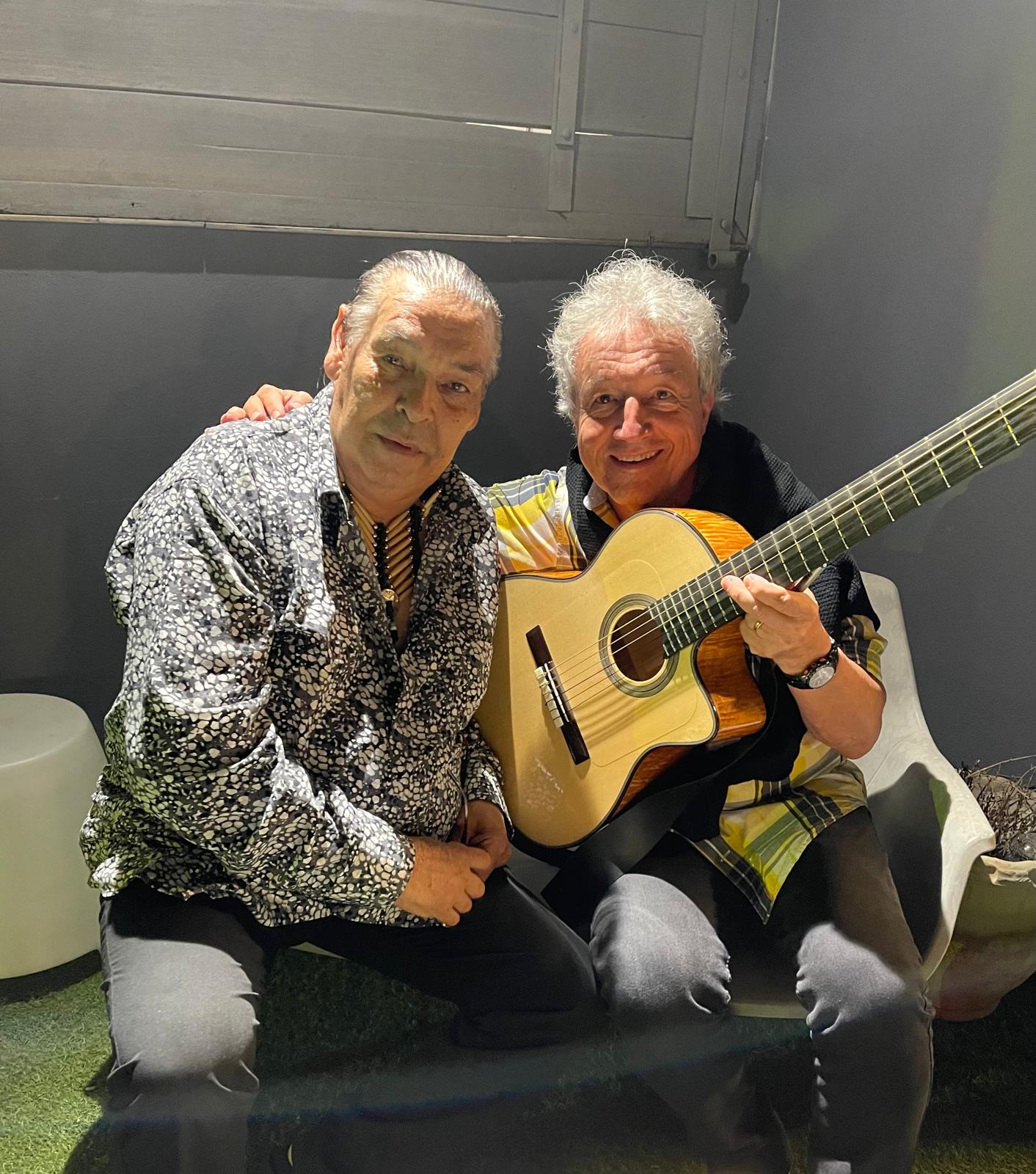 Tony Sampieri et l'équipe du studio autour de la console de mixage