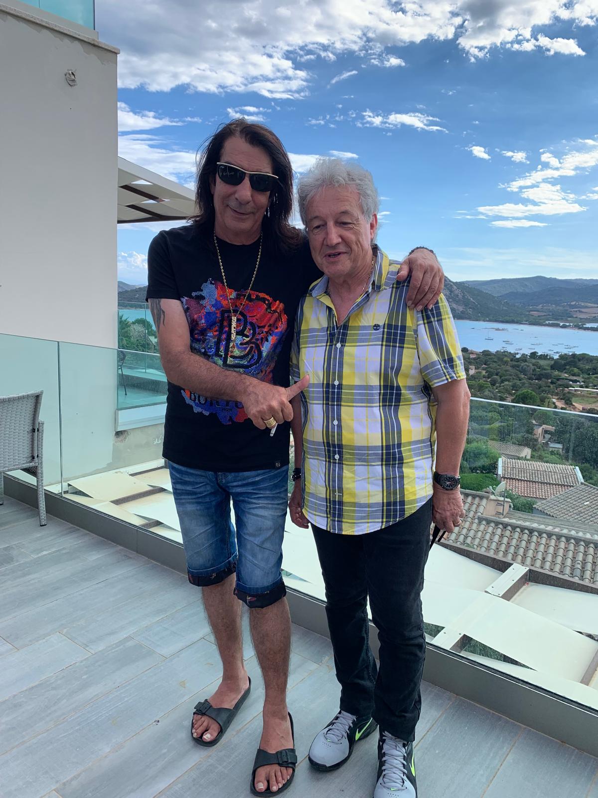 Tony Sampieri avec un ami dans un magasin de matériel audio
