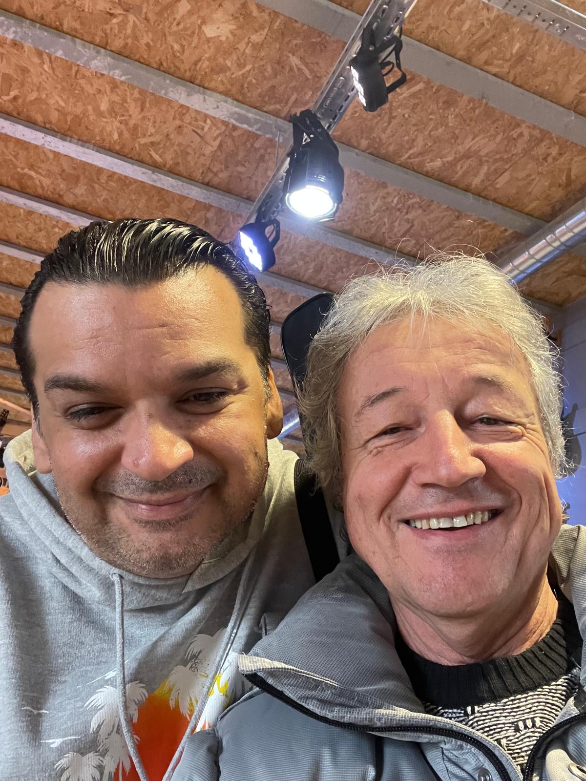 Tony Sampieri en selfie avec un ami en extérieur