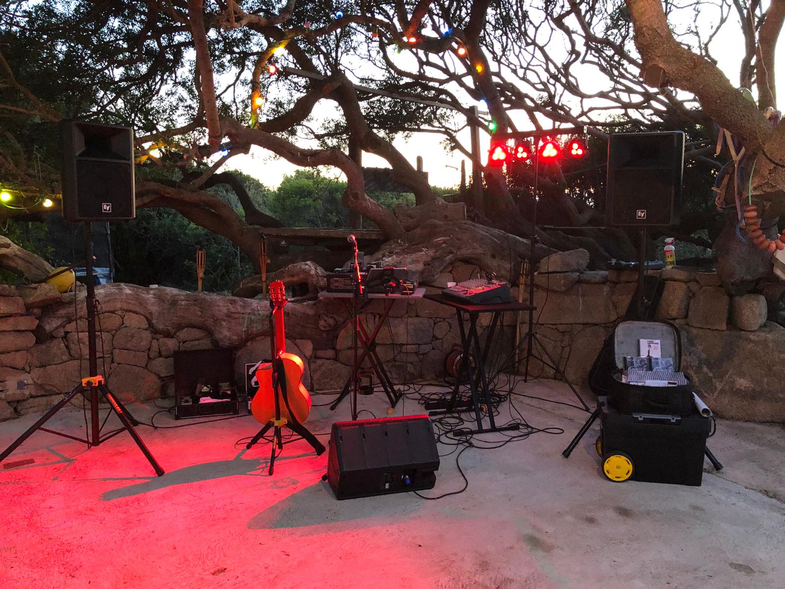 Scène de concert en plein air, éclairage rouge et guitare