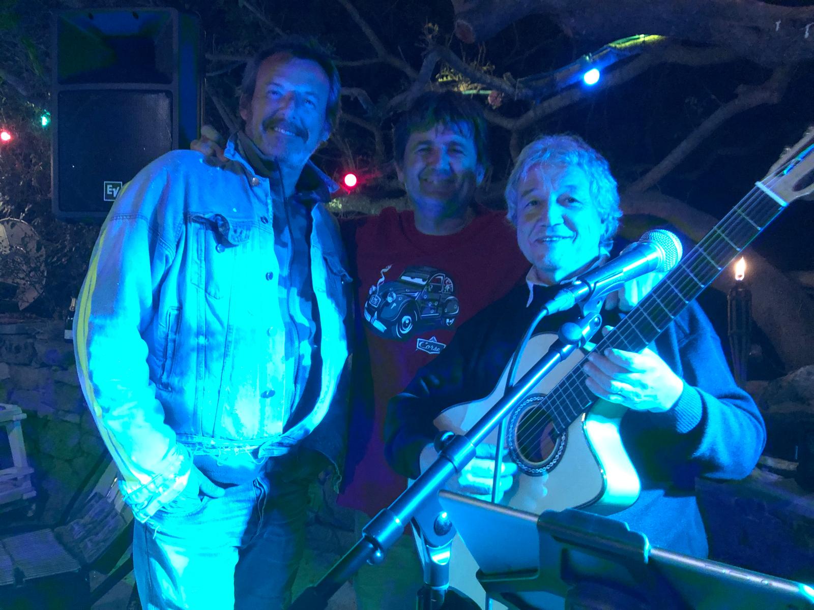 Tony Sampieri et deux amis sur scène sous une lumière bleue