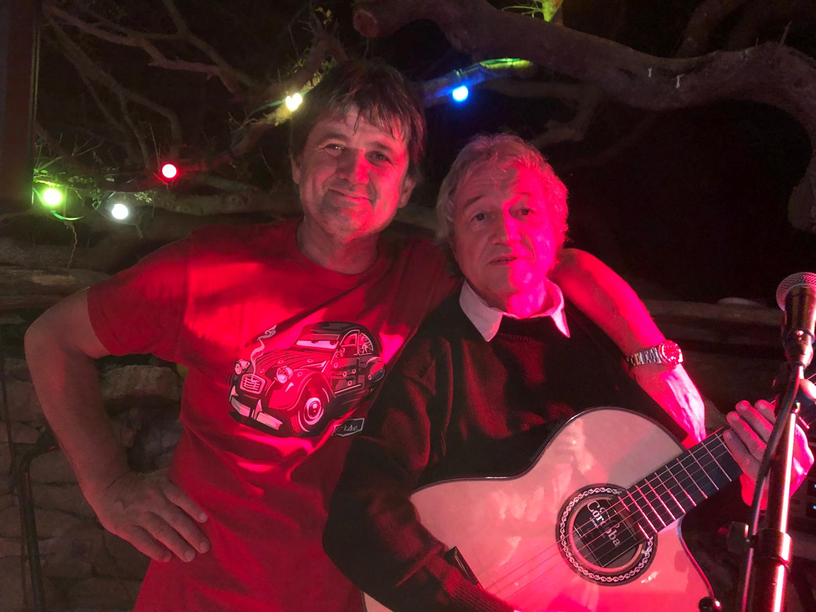Tony Sampieri et un ami à la guitare sous des lumières rouges