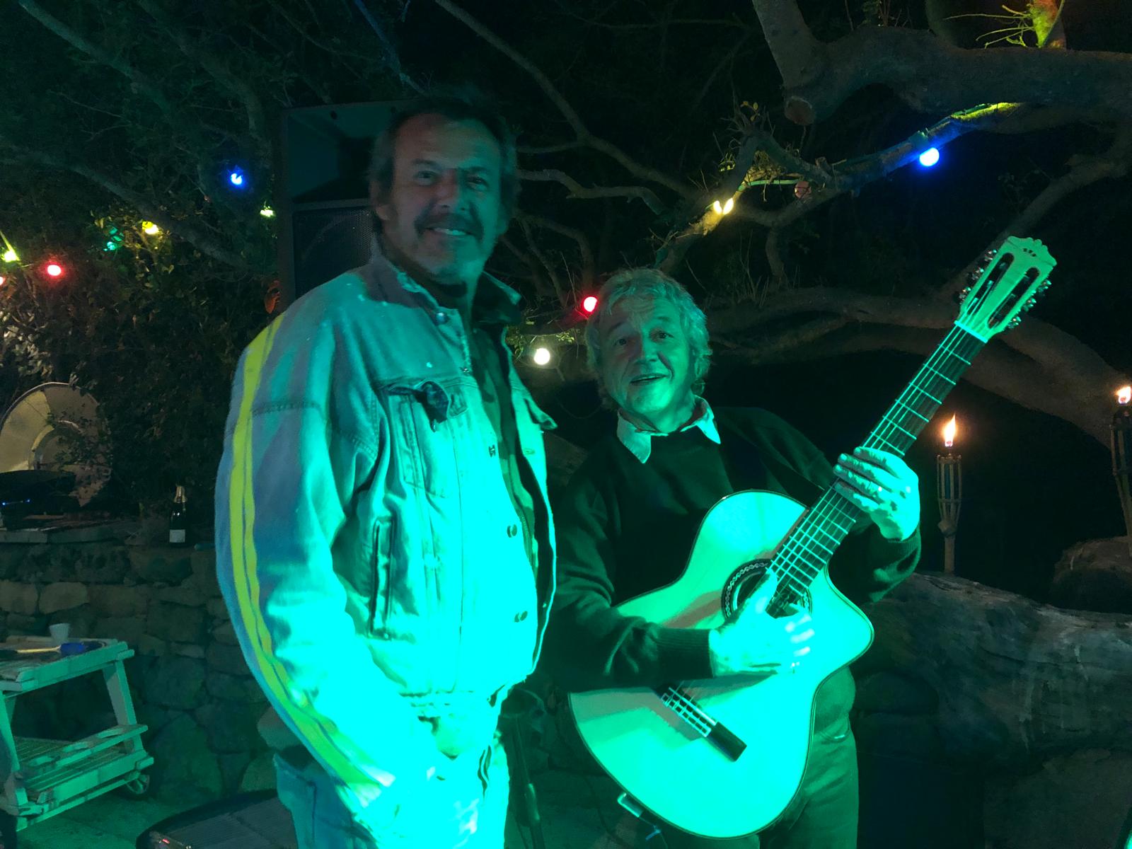 Tony Sampieri et un ami à la guitare, lumières colorées en soirée