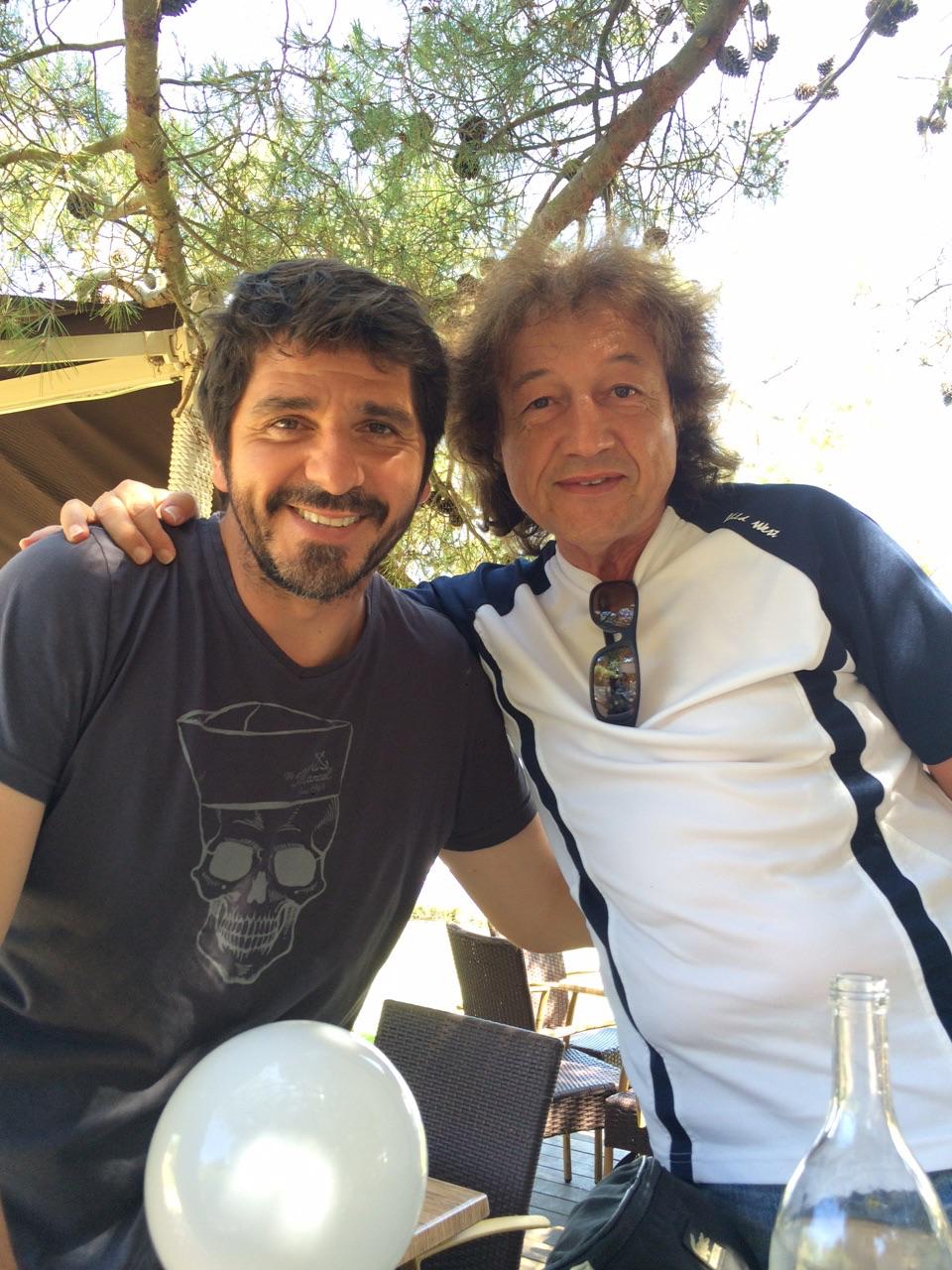 Tony Sampieri posant avec un ami sur une terrasse