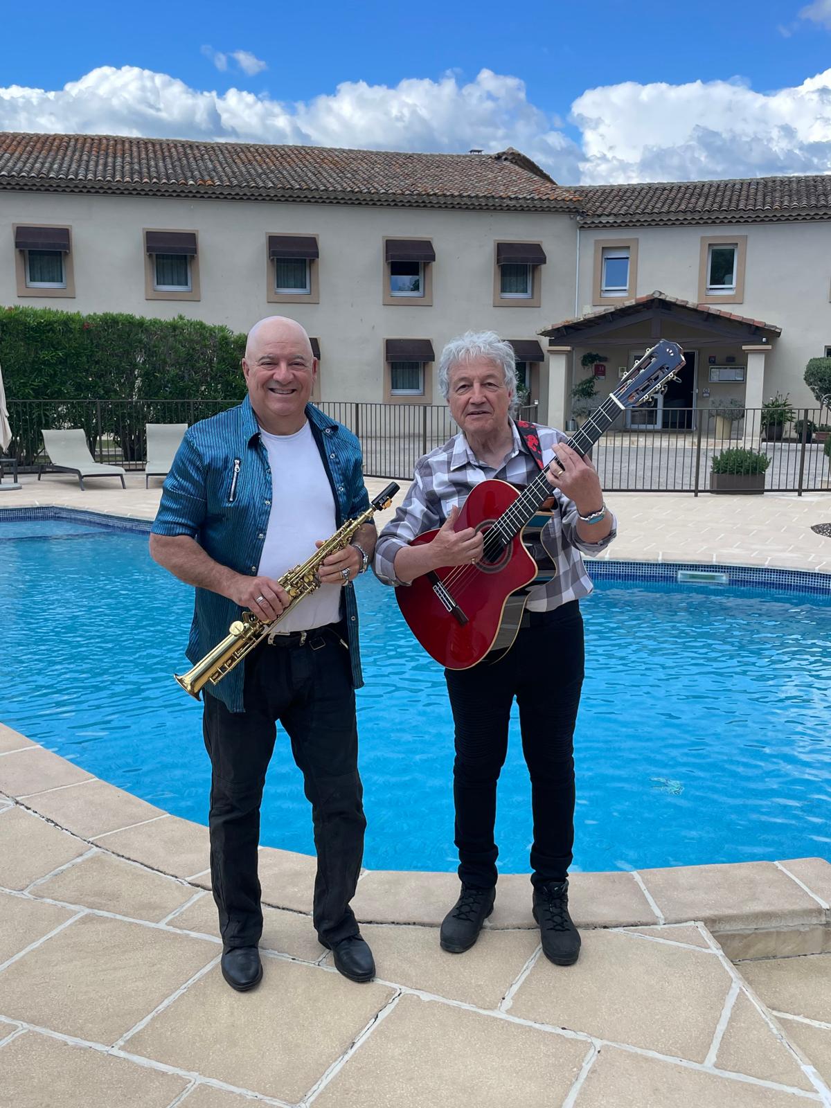 Tony Sampieri à la guitare et un ami saxophoniste au bord de la piscine