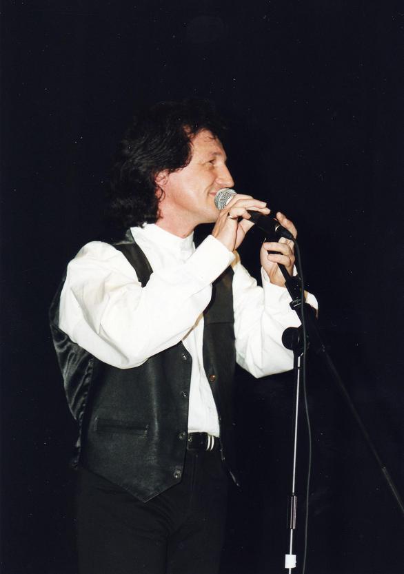 Tony Sampieri en concert, chemise blanche et gilet noir