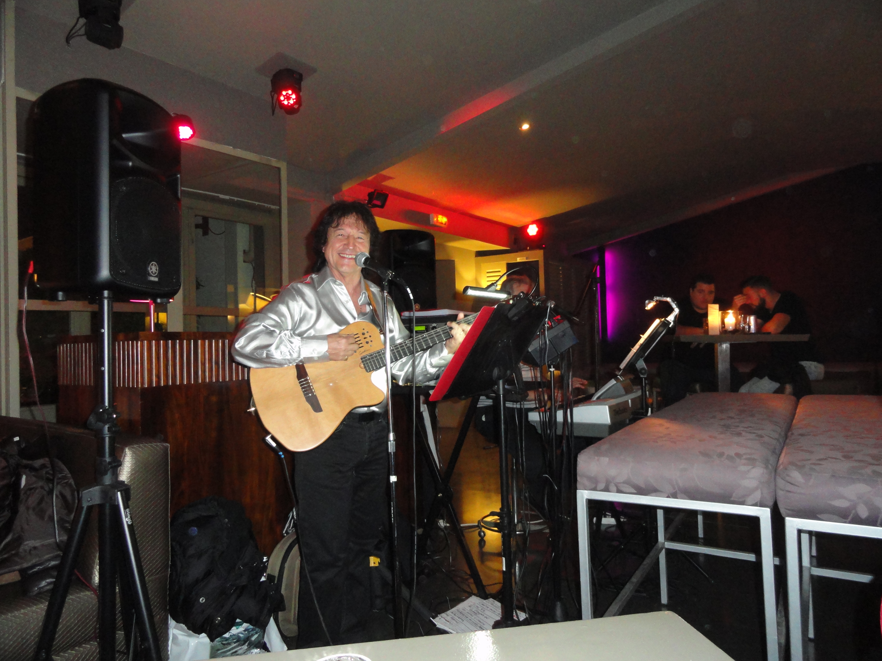 Tony Sampieri sur scène, guitare à la main
