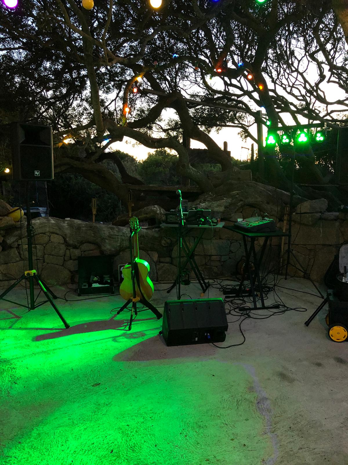 Scène de concert éclairée en vert, guitare sur pied