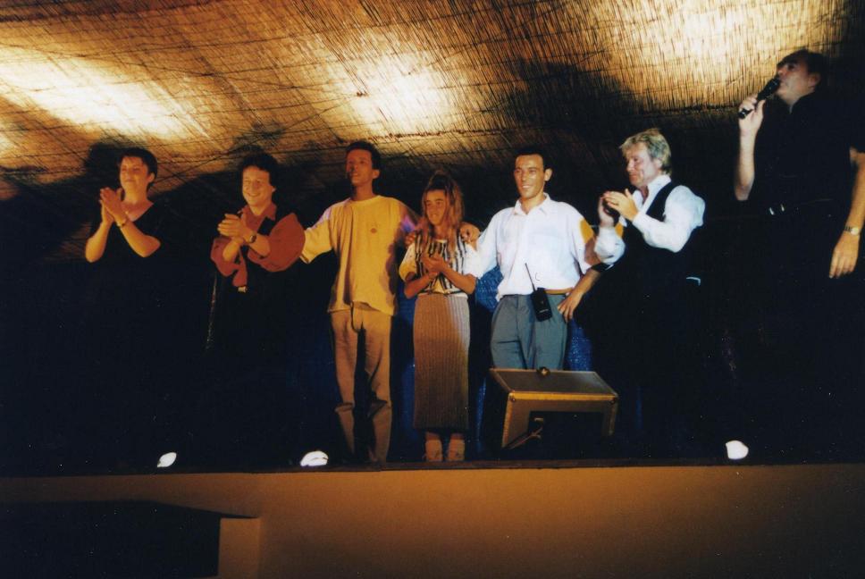 Tony Sampieri sur scène avec la troupe
