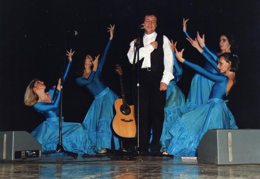 Tony Sampieri en spectacle avec des danseuses