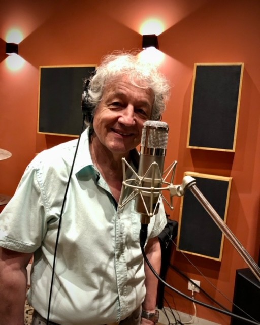 Tony Sampieri au micro en cabine d'enregistrement