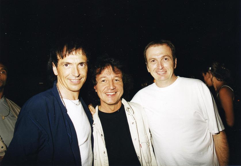 Tony Sampieri entouré de deux amis